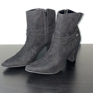 AM by Ann Marino Black Wilma Women's Faux Suede Leather Heeled Booties Size 7